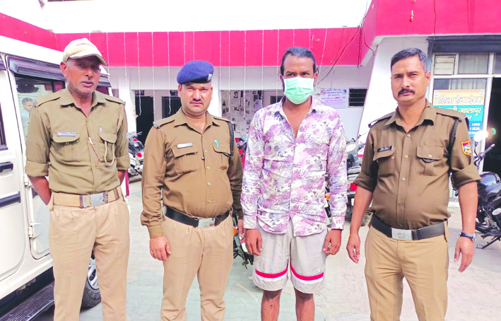 पुलिस गिरफ्त में आरोपित पुलिस गिरफ्त में आरोपित