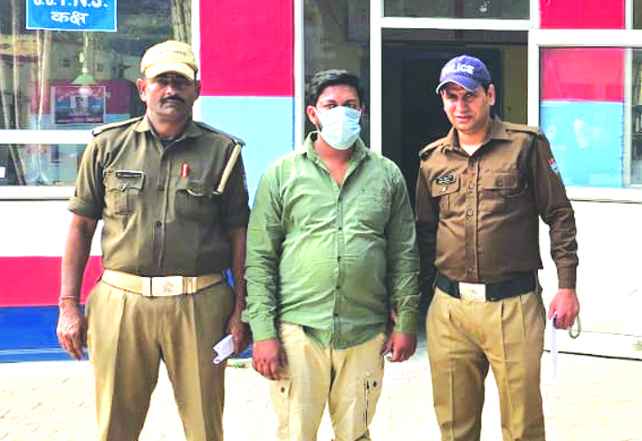 पुलिस गिरफ्त में आरोपित पुलिस गिरफ्त में आरोपित
