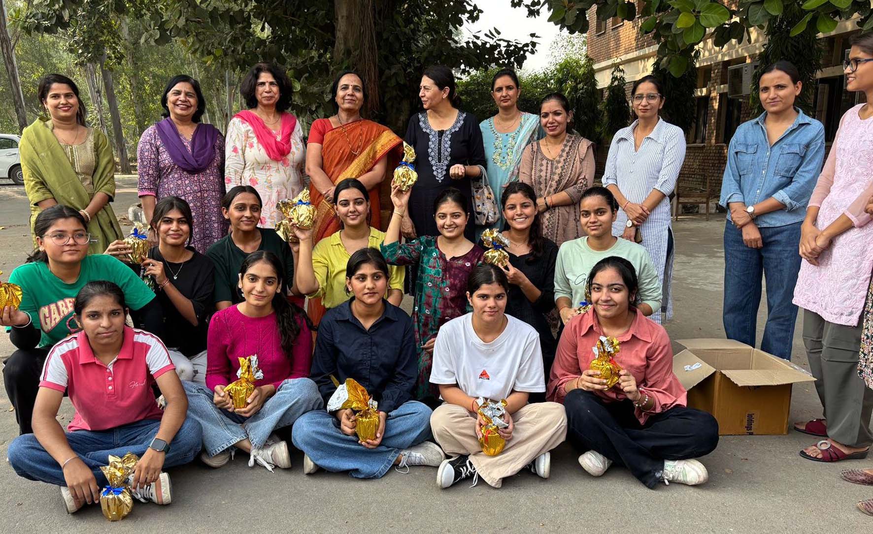 प्रतियोगिता में मुख्य अतिथि के साथ विजेता विद्यार्थी। प्रतियोगिता में मुख्य अतिथि के साथ विजेता विद्यार्थी।