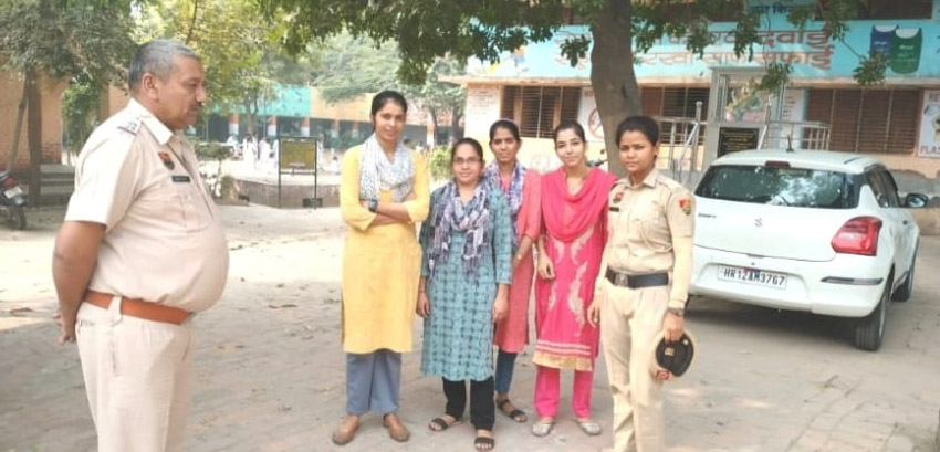 11 Snp-6 सोनीपत: विद्यालय में शिक्षकों के साथ तैनात महिला पुलिस कर्मी 11 Snp-6 सोनीपत: विद्यालय में शिक्षकों के साथ तैनात महिला पुलिस कर्मी