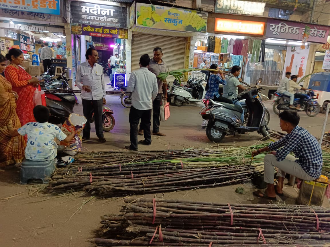 शहर के घड़ी चौक में गन्ने का बाजार। शहर के घड़ी चौक में गन्ने का बाजार।