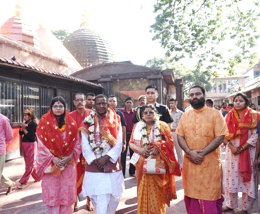 गुवाहाटीः कामाख्या मंदिर की परिक्रमा करते राज्यपाल एवं उनकी धर्मपत्नी गुवाहाटीः कामाख्या मंदिर की परिक्रमा करते राज्यपाल एवं उनकी धर्मपत्नी