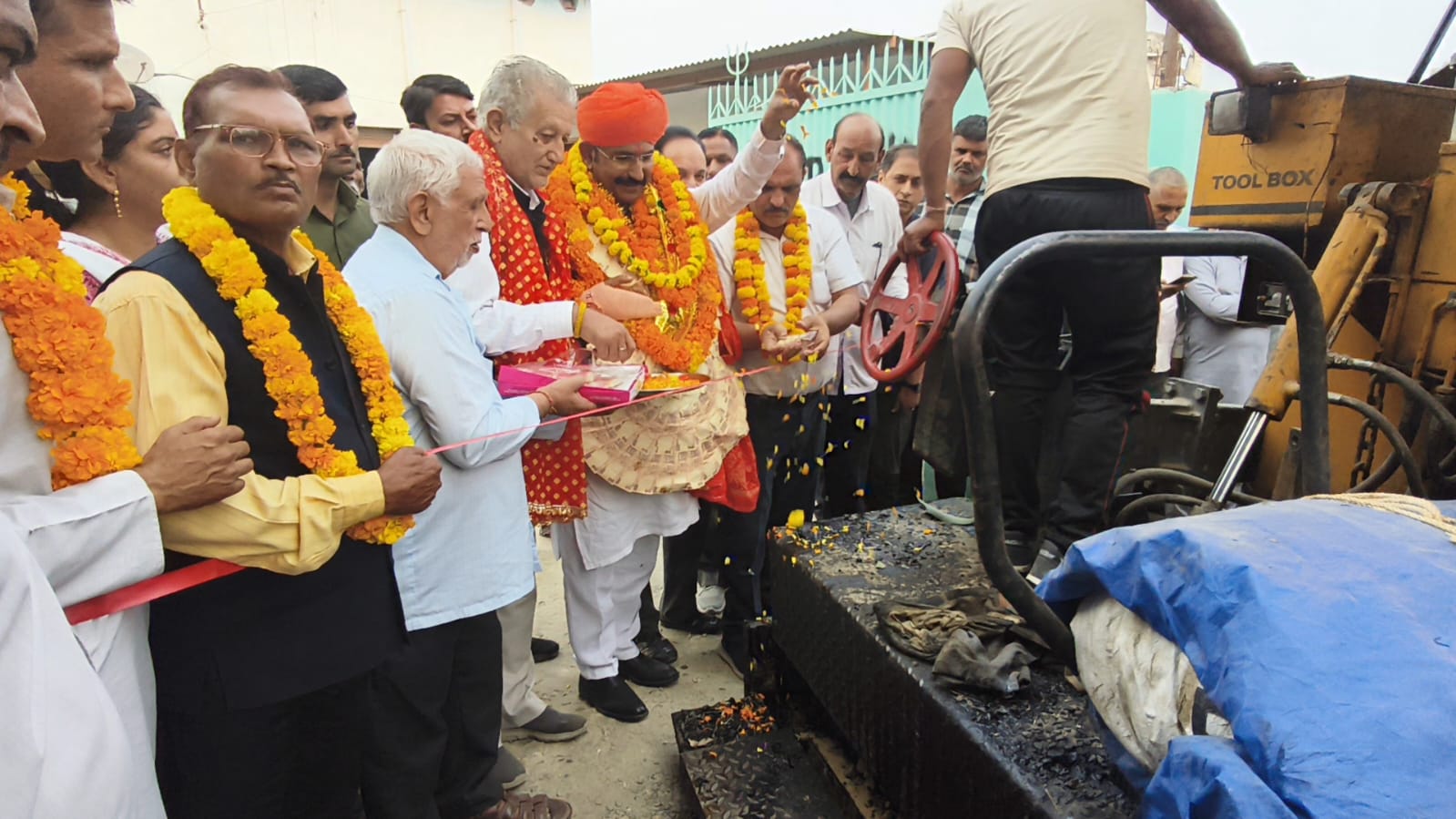 विधायक ने पंचायत देविपुर में सड़क पर तारकोल डालने के कार्य का किया उद्घाटन विधायक ने पंचायत देविपुर में सड़क पर तारकोल डालने के कार्य का किया उद्घाटन