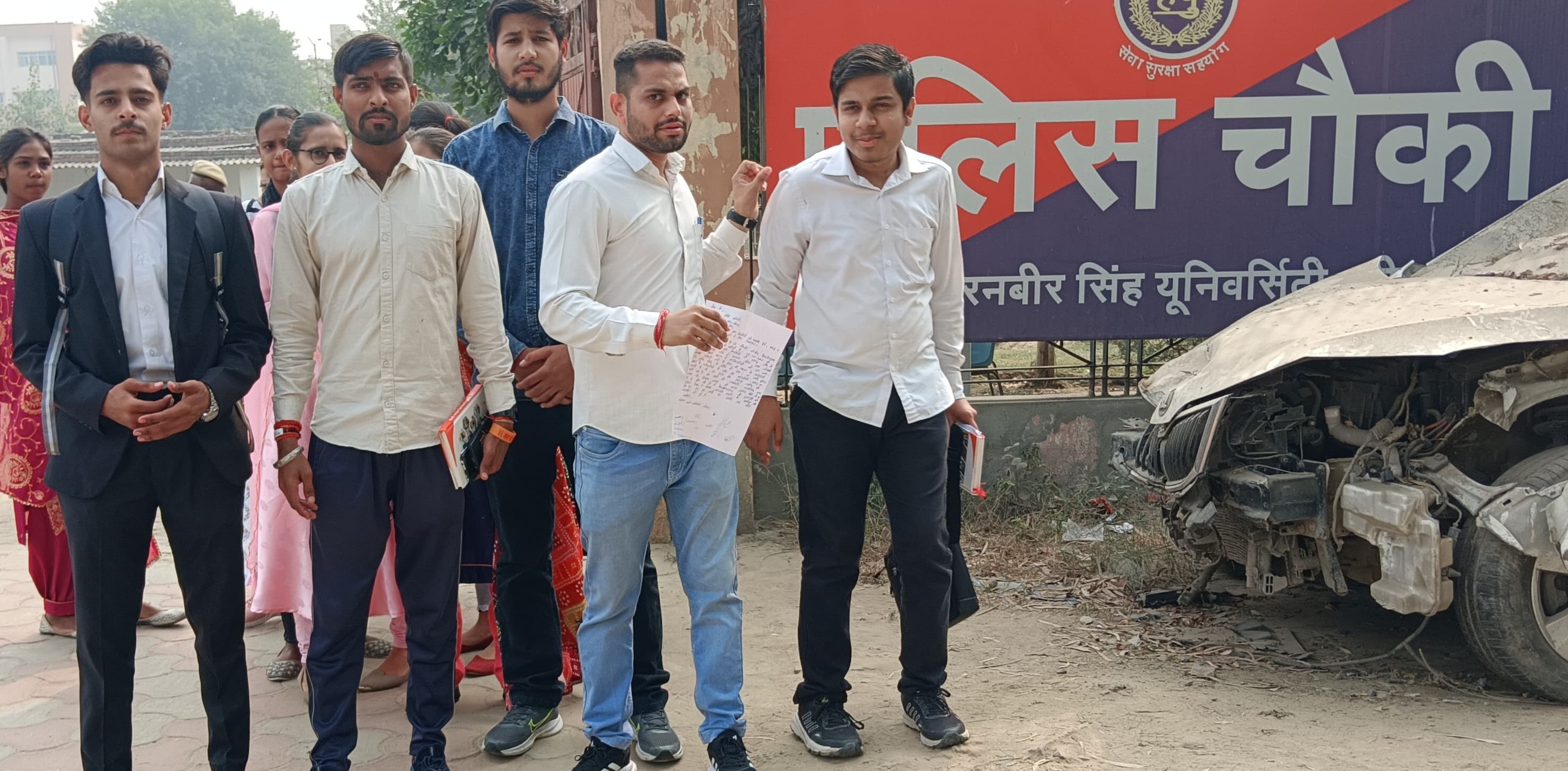 मामले की शिकायत पुलिस से करने जाते हुए एबीवीपी कार्यकर्ता। मामले की शिकायत पुलिस से करने जाते हुए एबीवीपी कार्यकर्ता।
