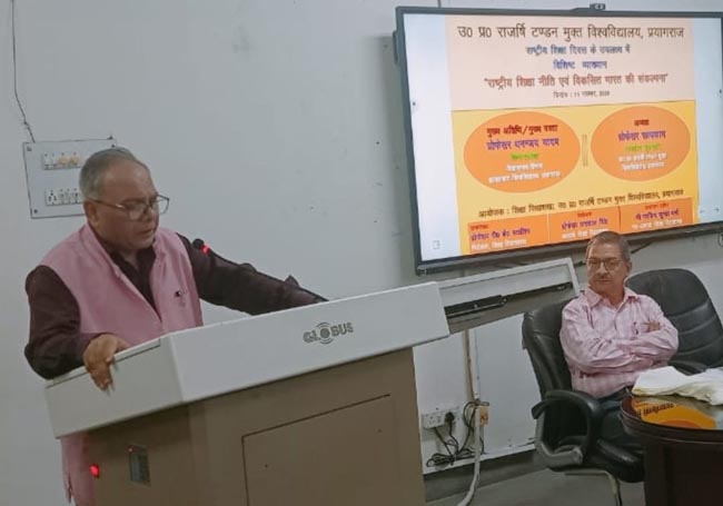 सम्बोधित करते कुलपति सम्बोधित करते कुलपति