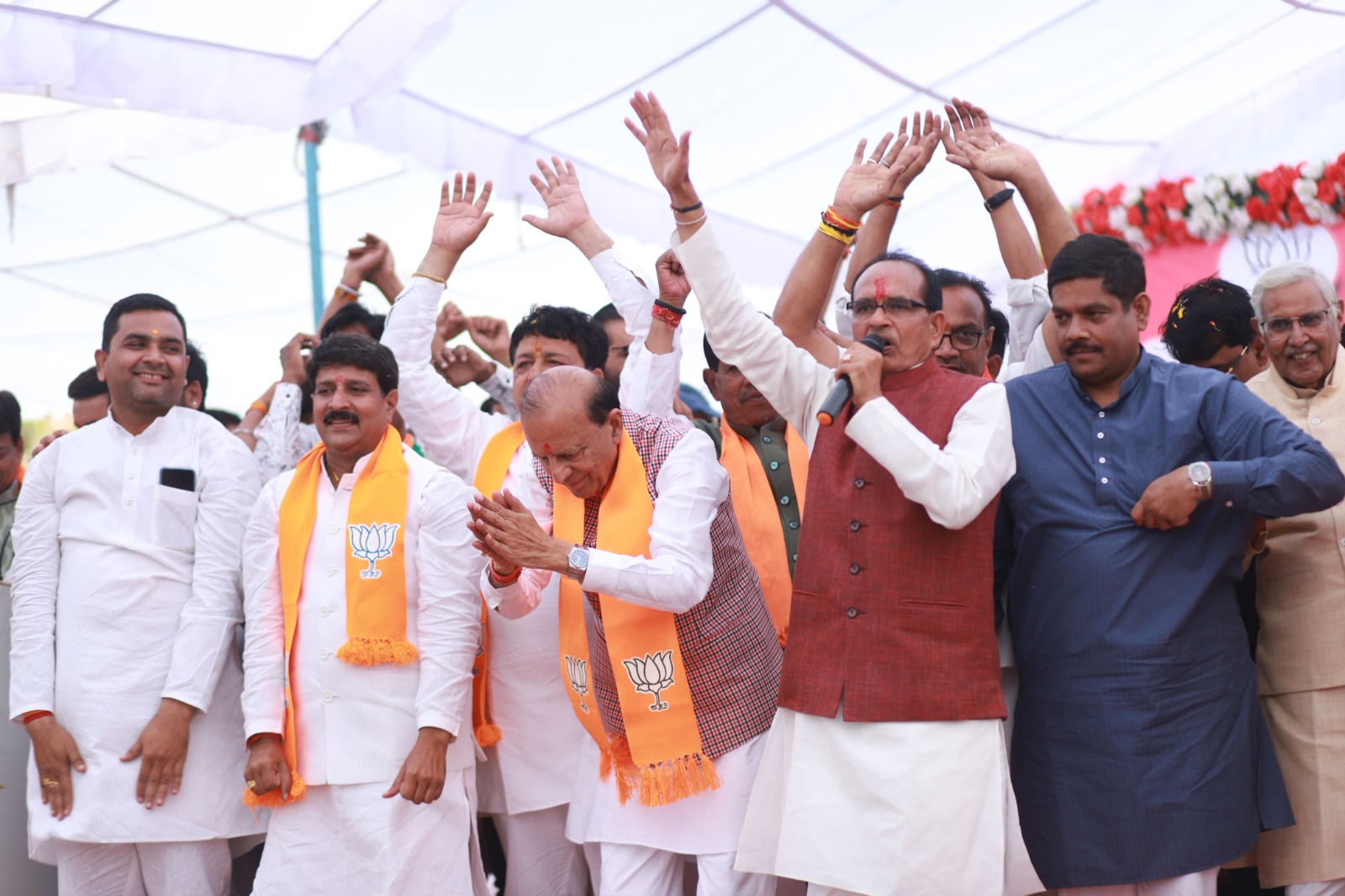 केंद्रीय मंत्री शिवराज सिंह चौहान ने बुधनी विधानसभा में रोड शो कर मांगा जनता का आशीर्वाद केंद्रीय मंत्री शिवराज सिंह चौहान ने बुधनी विधानसभा में रोड शो कर मांगा जनता का आशीर्वाद