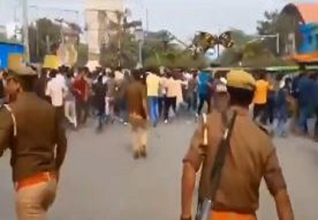 यूपीपीएससी दफ्तर के बाहर प्रदर्शन कर छात्रों को खदेड़ती पुलिस यूपीपीएससी दफ्तर के बाहर प्रदर्शन कर छात्रों को खदेड़ती पुलिस