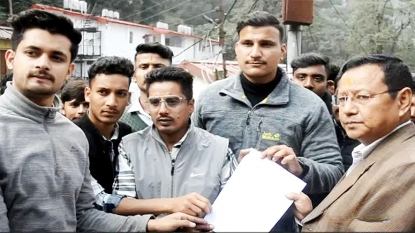 अपर आयुक्त जीवन सिंह नग्याल के माध्यम से मुख्यमंत्री पुष्कर सिंह धामी को ज्ञापन भेजते छात्र नेता। अपर आयुक्त जीवन सिंह नग्याल के माध्यम से मुख्यमंत्री पुष्कर सिंह धामी को ज्ञापन भेजते छात्र नेता।