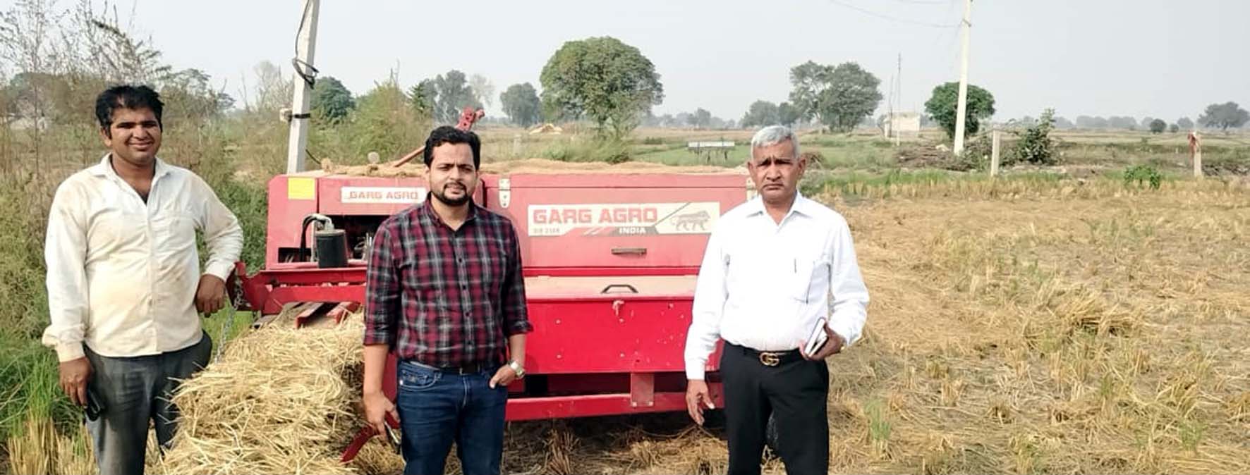 किसानों को जानकारी देते कृषि विभाग के अधिकारी। किसानों को जानकारी देते कृषि विभाग के अधिकारी।