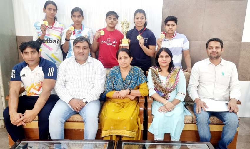 11 Snp-3 सोनीपत: विजेता छात्राओं के साथ शिक्षक 11 Snp-3 सोनीपत: विजेता छात्राओं के साथ शिक्षक