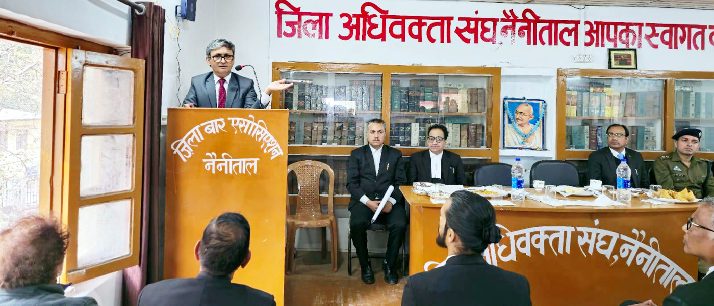 न्यायमूर्ति थपलियाल ने दिया जिला बार संघ की समस्याओं के समाधान का आश्वासन नैनीताल, एसएनबी। उत्तराखंड उच्च न्यायालय के न्यायमूर्ति राकेश थपलियाल मंगलवार को जिला बार एसोसिएशन के बार भवन पहुंचे। यहां बार संघ के अधिवक्ताओं ने उनका भव्य स्वागत किया। बार संघ के अध्यक्ष ओंकार गोस्वामी ने न्यायमूर्ति को अधिवक्ताओं की समस्याओं से अवगत कराते हुए नए न्यायालयों की स्थापना और जूनियर अधिवक्ताओं के लिए चैम्बर की मांग रखी। न्यायमूर्ति थपलियाल ने अधिवक्ताओं की मांगों पर विचार करते हुए जल्द उचित कार्यवाही का आश्वासन दिया। कार्यक्रम के दौरान जिला जज सुबीर कुमार और बार संघ के सचिव संजय सुयाल, पूर्व अध्यक्ष मनीष मोहन जोशी, कैलाश जोशी, सुशील कुमार शर्मा, भुवन जोशी, दिनेश बिष्ट, शरद साह, दीपक रुवाली, भगवत प्रसाद, दीपक साह, पंकज चौहान, कैलाश बल्यूटिया, प्रदीप परगाई, यूनुस खान, अशोक मौलेखी, मंजू कोटलिया, भानु मौनी, संजय त्रिपाठी के साथ ही अनीता जोशी, किरन आर्या, सरिता बिष्ट, प्रेमा आर्या, मीनाक्षी आर्या, सिम्मी कपूर, जया आर्या, पूजा साह, हेमा शर्मा, कमला अधिकारी और संध्या पवार आदि अधिवक्ता उपस्थित रहे। चित्र परिचयः 12एनटीएल-2ः नैनीताल: जिला बार संघ में अधिवक्ताओं को संबोधित करते उच्च न्यायालय के अधिवक्ता न्यायमूर्ति राकेश थपलियाल। न्यायमूर्ति थपलियाल ने दिया जिला बार संघ की समस्याओं के समाधान का आश्वासन नैनीताल, एसएनबी। उत्तराखंड उच्च न्यायालय के न्यायमूर्ति राकेश थपलियाल मंगलवार को जिला बार एसोसिएशन के बार भवन पहुंचे। यहां बार संघ के अधिवक्ताओं ने उनका भव्य स्वागत किया। बार संघ के अध्यक्ष ओंकार गोस्वामी ने न्यायमूर्ति को अधिवक्ताओं की समस्याओं से अवगत कराते हुए नए न्यायालयों की स्थापना और जूनियर अधिवक्ताओं के लिए चैम्बर की मांग रखी। न्यायमूर्ति थपलियाल ने अधिवक्ताओं की मांगों पर विचार करते हुए जल्द उचित कार्यवाही का आश्वासन दिया। कार्यक्रम के दौरान जिला जज सुबीर कुमार और बार संघ के सचिव संजय सुयाल, पूर्व अध्यक्ष मनीष मोहन जोशी, कैलाश जोशी, सुशील कुमार शर्मा, भुवन जोशी, दिनेश बिष्ट, शरद साह, दीपक रुवाली, भगवत प्रसाद, दीपक साह, पंकज चौहान, कैलाश बल्यूटिया, प्रदीप परगाई, यूनुस खान, अशोक मौलेखी, मंजू कोटलिया, भानु मौनी, संजय त्रिपाठी के साथ ही अनीता जोशी, किरन आर्या, सरिता बिष्ट, प्रेमा आर्या, मीनाक्षी आर्या, सिम्मी कपूर, जया आर्या, पूजा साह, हेमा शर्मा, कमला अधिकारी और संध्या पवार आदि अधिवक्ता उपस्थित रहे। चित्र परिचयः 12एनटीएल-2ः नैनीताल: जिला बार संघ में अधिवक्ताओं को संबोधित करते उच्च न्यायालय के अधिवक्ता न्यायमूर्ति राकेश थपलियाल।