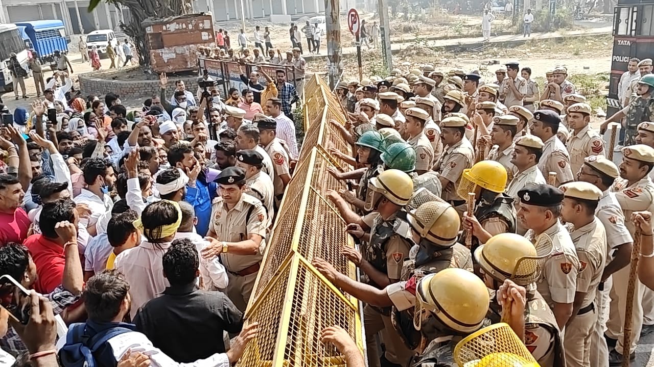 फोटो कैप्शन 12आरटीके6 : नए बस स्टैंड के पास बेरिकेटस लगाकर कर्मचारियों को रोकते हुए पुलिस फोटो कैप्शन 12आरटीके6 : नए बस स्टैंड के पास बेरिकेटस लगाकर कर्मचारियों को रोकते हुए पुलिस
