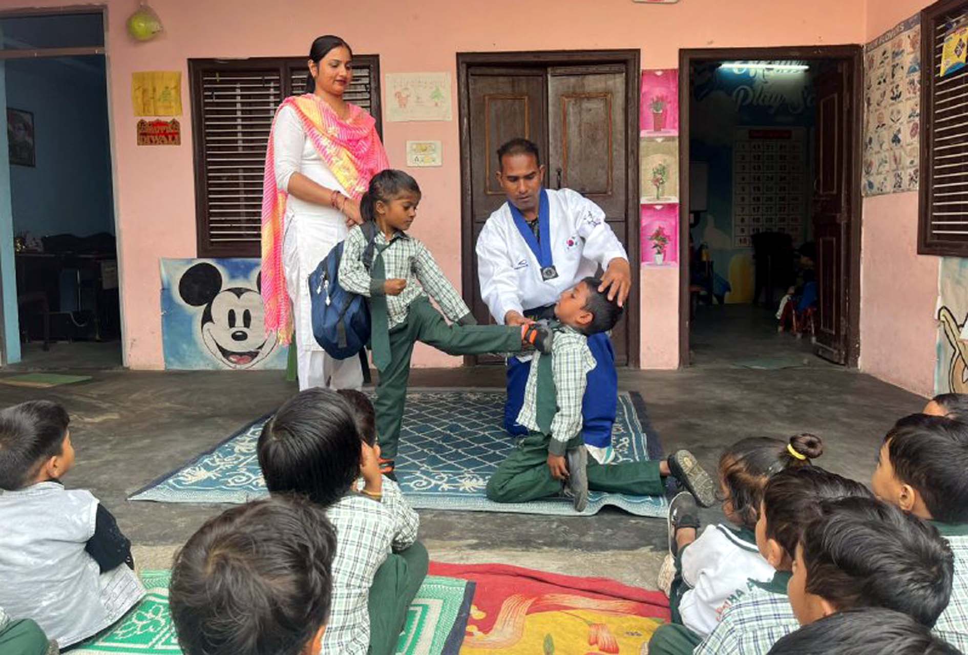 बच्चों को प्रशिक्षण देते अंतरराष्ट्रीय कोच रोहतास कुमार। बच्चों को प्रशिक्षण देते अंतरराष्ट्रीय कोच रोहतास कुमार।