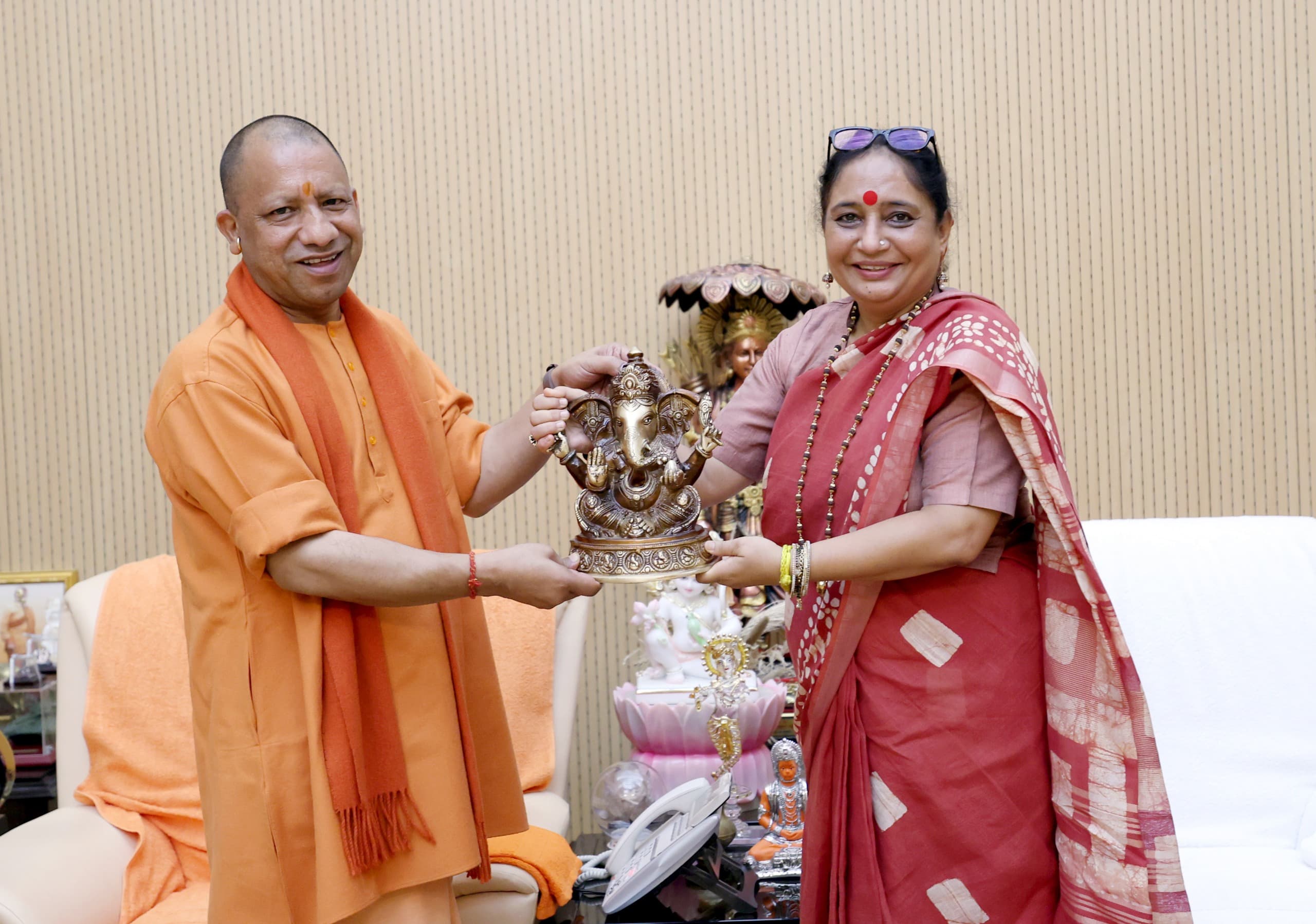 उत्तराखंड विधानसभा की अध्यक्ष ऋतु भूषण खंडूडी ने आज लखनऊ में उत्तरप्रदेश के मुख्यमंत्री योगी आदित्यनाथ से भेंट की। उत्तराखंड विधानसभा की अध्यक्ष ऋतु भूषण खंडूडी ने आज लखनऊ में उत्तरप्रदेश के मुख्यमंत्री योगी आदित्यनाथ से भेंट की।