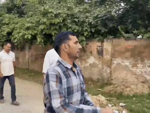 सर्च के लिए जाती एसीबी की टीम। सर्च के लिए जाती एसीबी की टीम।