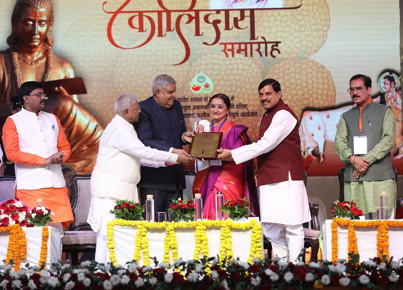 कालीदास समारोह में विभूतियों को सम्मानित करते हुए उप राष्ट्रपति धनखड़ कालीदास समारोह में विभूतियों को सम्मानित करते हुए उप राष्ट्रपति धनखड़