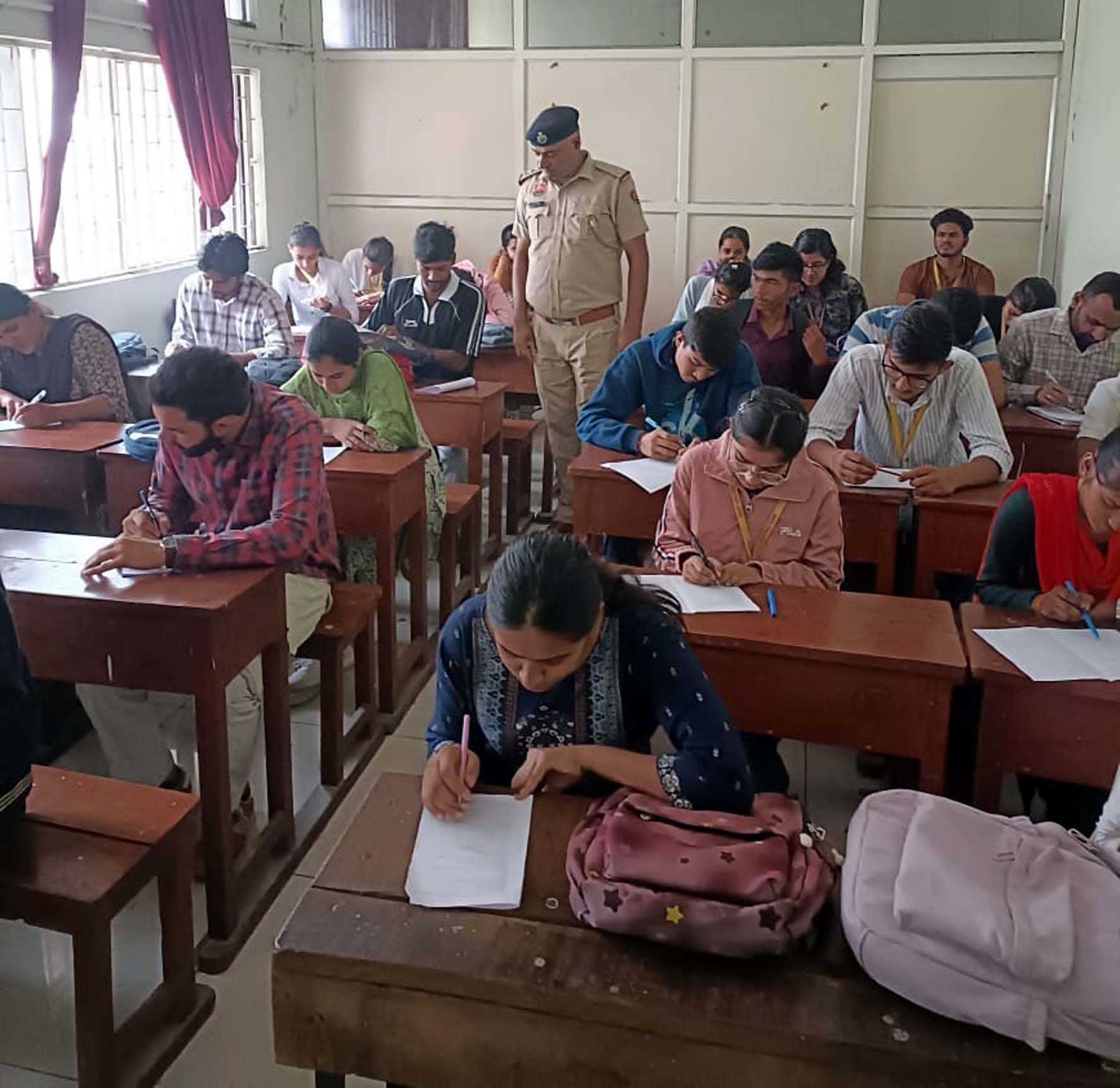 यातायात सुरक्षा बारे आयोजित परीक्षा में भाग लेते विद्यार्थी। यातायात सुरक्षा बारे आयोजित परीक्षा में भाग लेते विद्यार्थी।