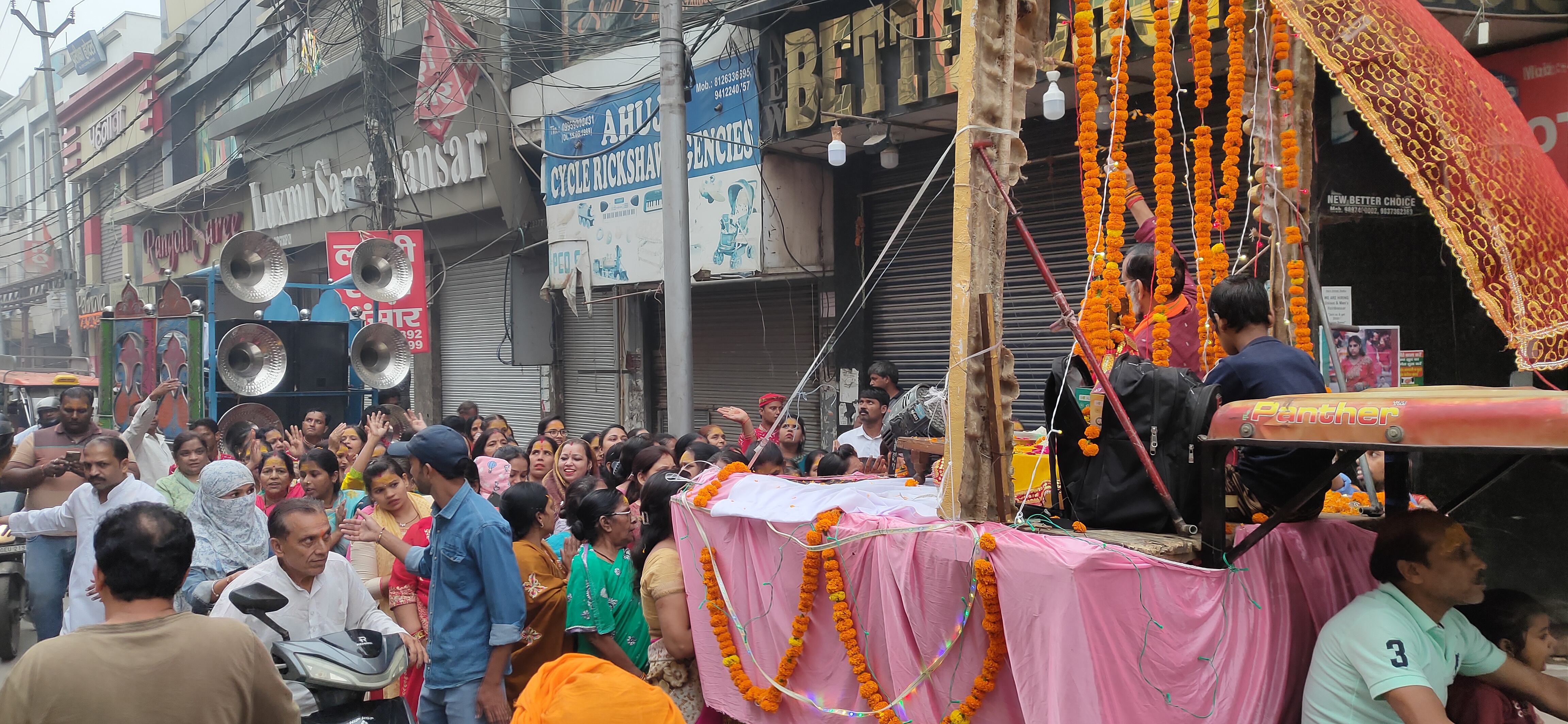 प्राचीन दुर्गा मंदिर से निकलती भगवान शालिग्राम जी की बारात। प्राचीन दुर्गा मंदिर से निकलती भगवान शालिग्राम जी की बारात।