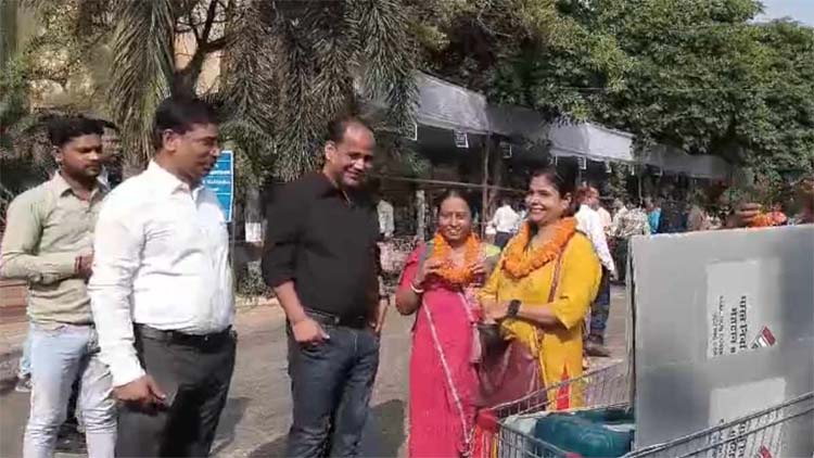 मतदान दल काे रवाना करते कलेक्टर व एसपी