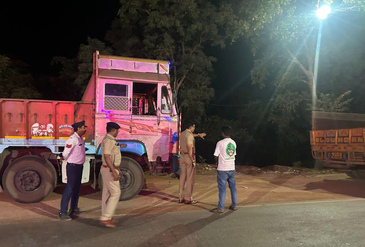 वाहन चालकों को निर्देशित करते हुए ट्रैफिक पुलिस। वाहन चालकों को निर्देशित करते हुए ट्रैफिक पुलिस।