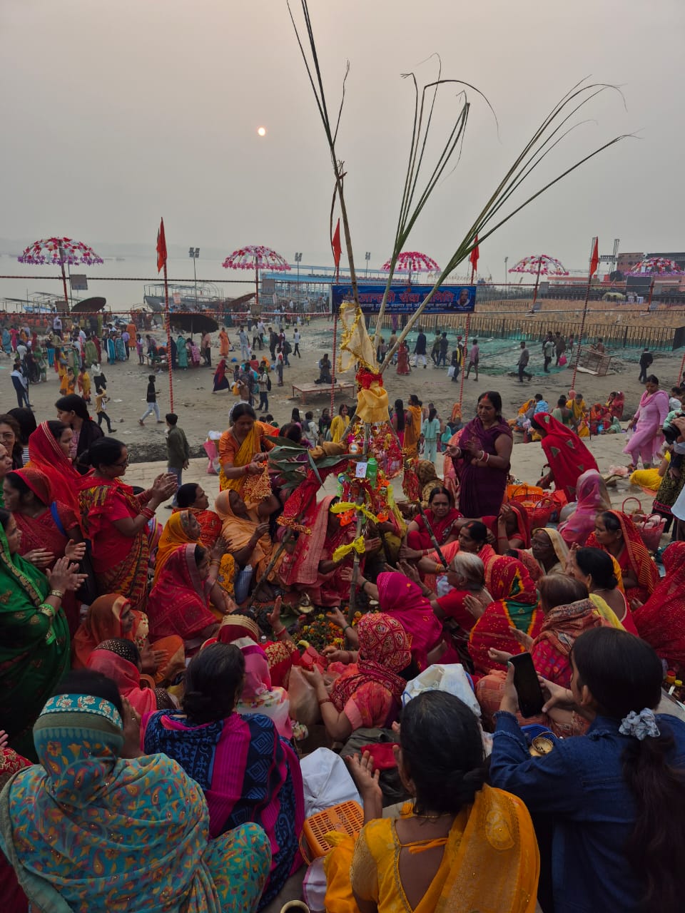 अस्सी घाट पर तुलसी विवाह रचाती श्रद्धालु महिलाए: फोटो बच्चा गुप्ता अस्सी घाट पर तुलसी विवाह रचाती श्रद्धालु महिलाए: फोटो बच्चा गुप्ता
