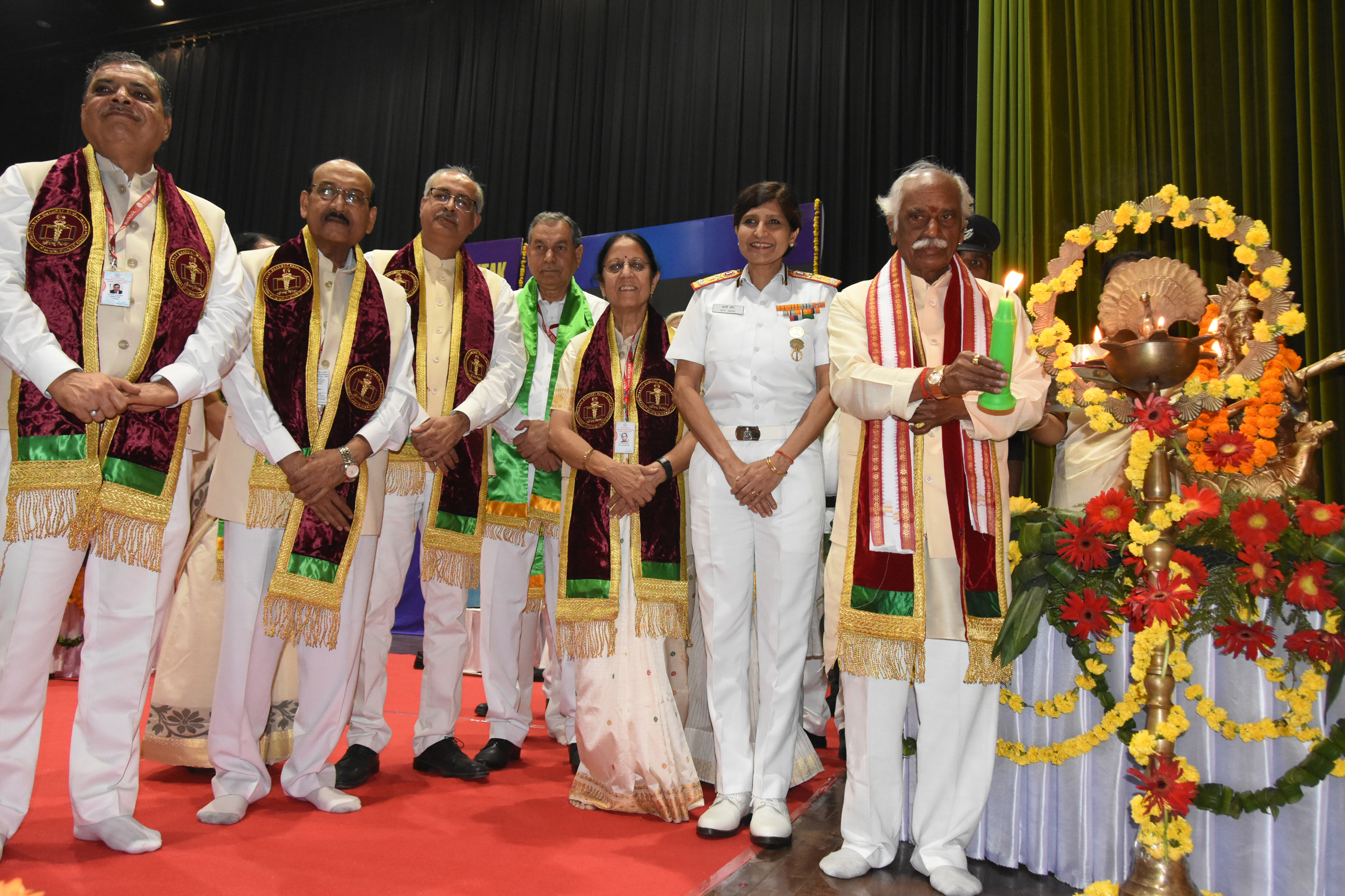 फोटो कैप्शन 12आरटीके4 : पीजीआईएमएस में आयोजित दीक्षांत समारोह का द्वीप प्रज्जवलित कर शुभारम्भ करते राज्यपाल बंडारू दत्तात्रेय फोटो कैप्शन 12आरटीके4 : पीजीआईएमएस में आयोजित दीक्षांत समारोह का द्वीप प्रज्जवलित कर शुभारम्भ करते राज्यपाल बंडारू दत्तात्रेय