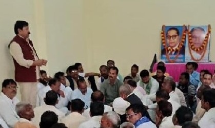 नगर पंचायत कछवां स्थित बसपा कार्यालय पर बैठक करते पूर्व मंत्री व मुख्य मंडल प्रभारी अशोक कुमार गौतम। नगर पंचायत कछवां स्थित बसपा कार्यालय पर बैठक करते पूर्व मंत्री व मुख्य मंडल प्रभारी अशोक कुमार गौतम।