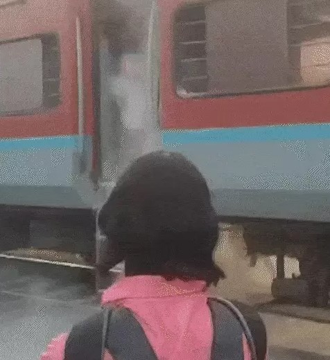 Fire breaks out in Mumbai-Amritsar express train from Ankleshwar to Bharuch, passengers disembark from burning compartment Fire breaks out in Mumbai-Amritsar express train from Ankleshwar to Bharuch, passengers disembark from burning compartment