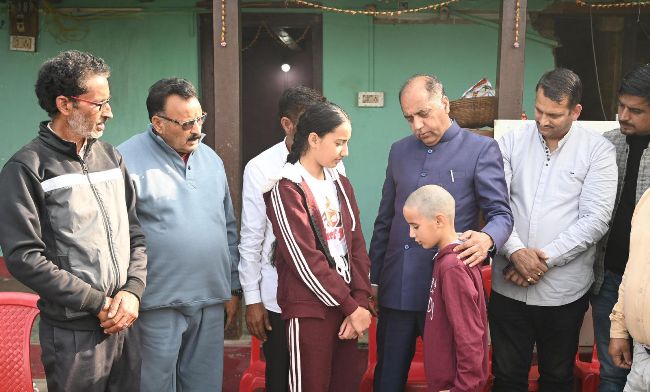 शहीद राकेश कुमार के बेटे और बेटी को सांत्वना देते हुए जयराम ठाकुर। शहीद राकेश कुमार के बेटे और बेटी को सांत्वना देते हुए जयराम ठाकुर।