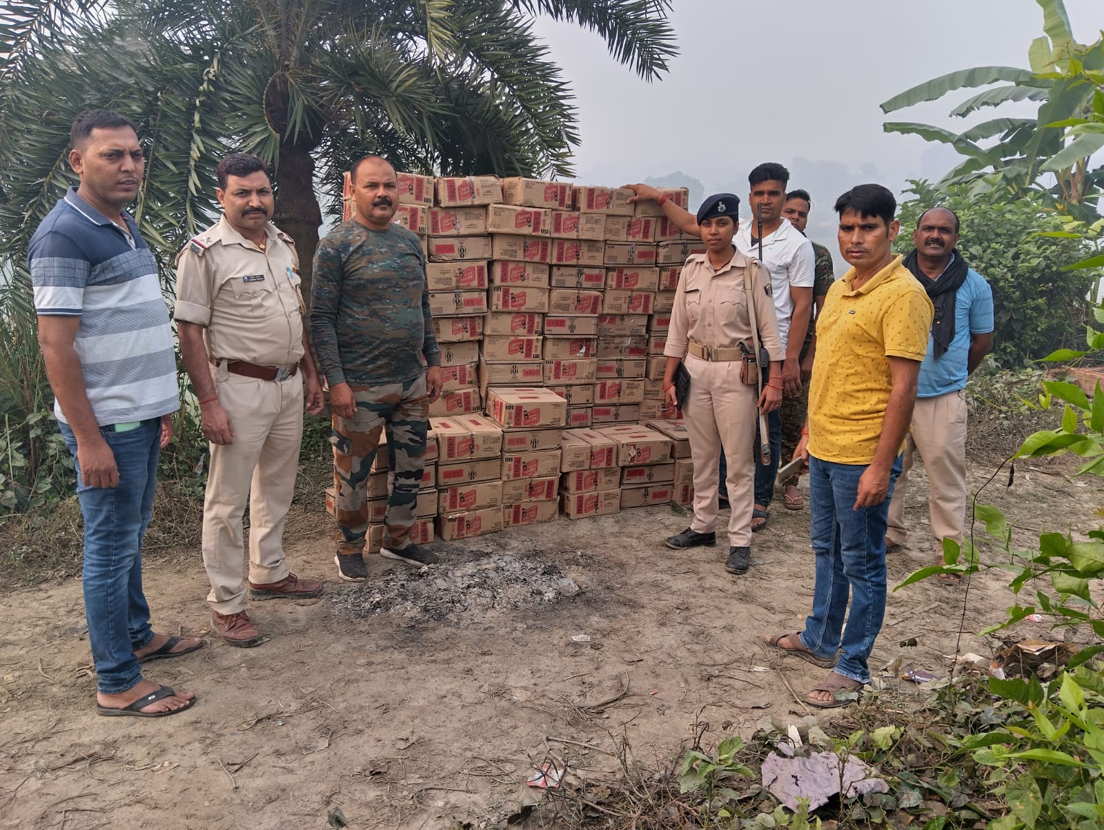 बरामद शराब के साथ पुलिस टीम बरामद शराब के साथ पुलिस टीम