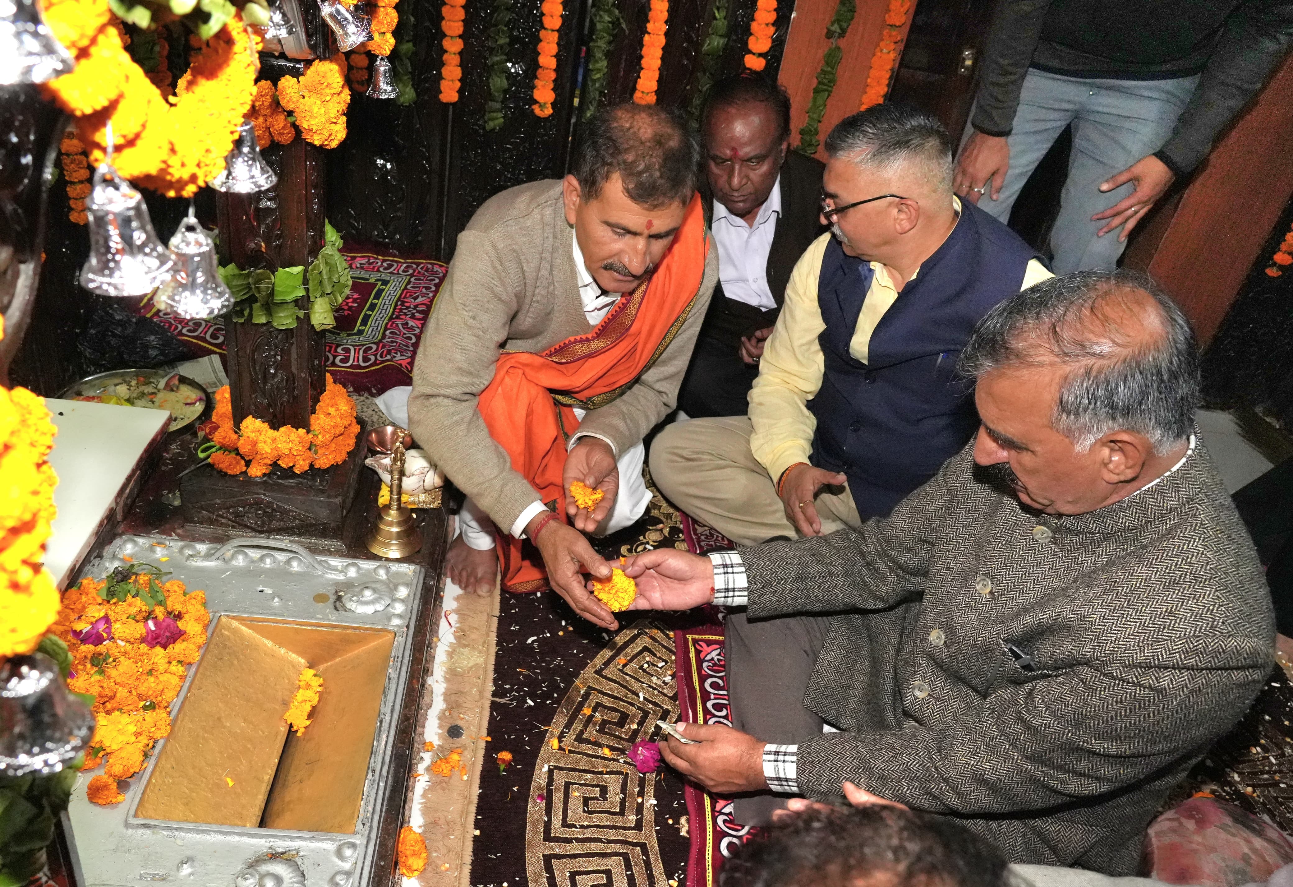 मुख्यमंत्री श्री रेणुका जी मंदिर में की पूजा-अर्चना करते हुए मुख्यमंत्री श्री रेणुका जी मंदिर में की पूजा-अर्चना करते हुए
