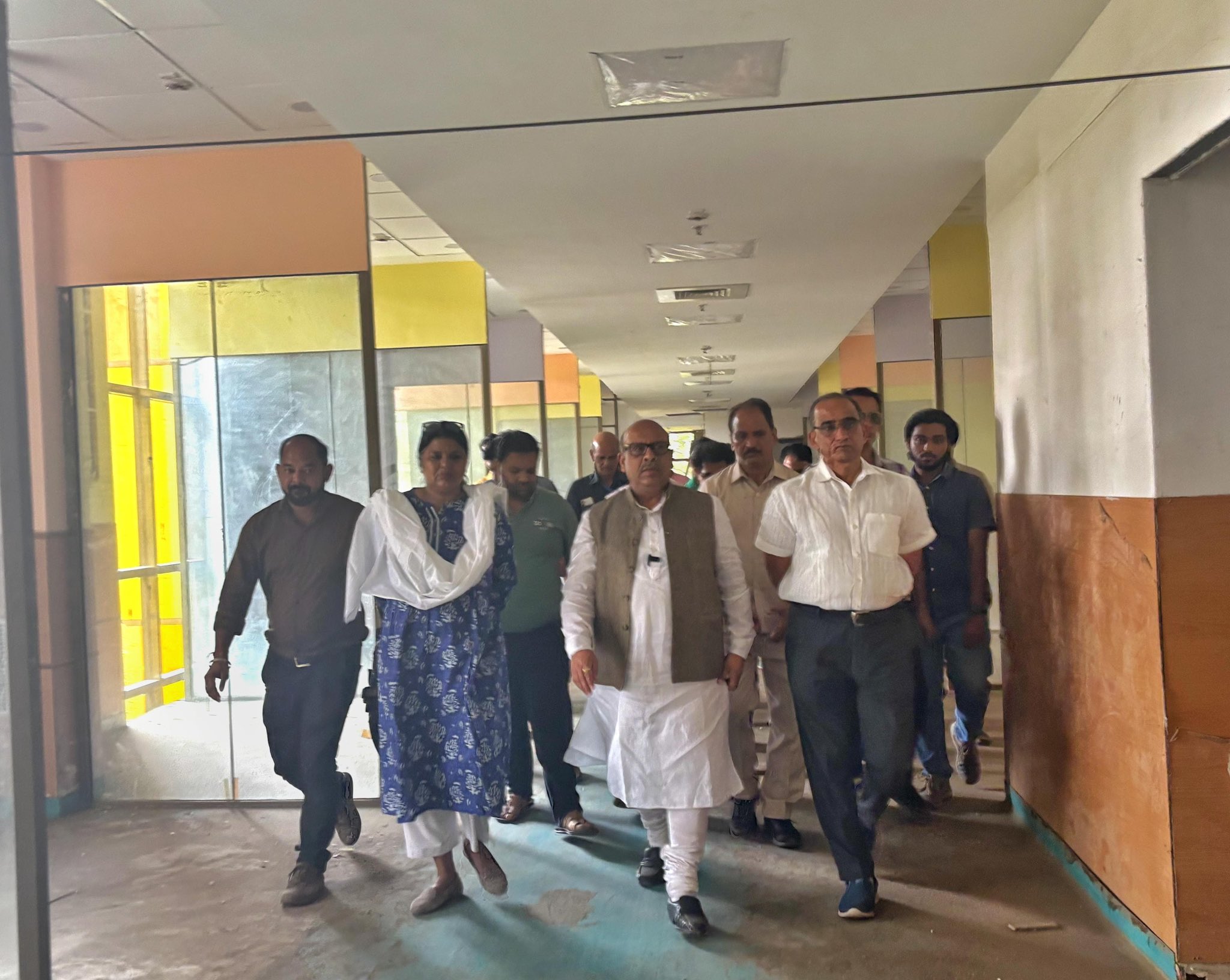 अस्पताल का निरीक्षण करते हुए  भाजपा नेता
