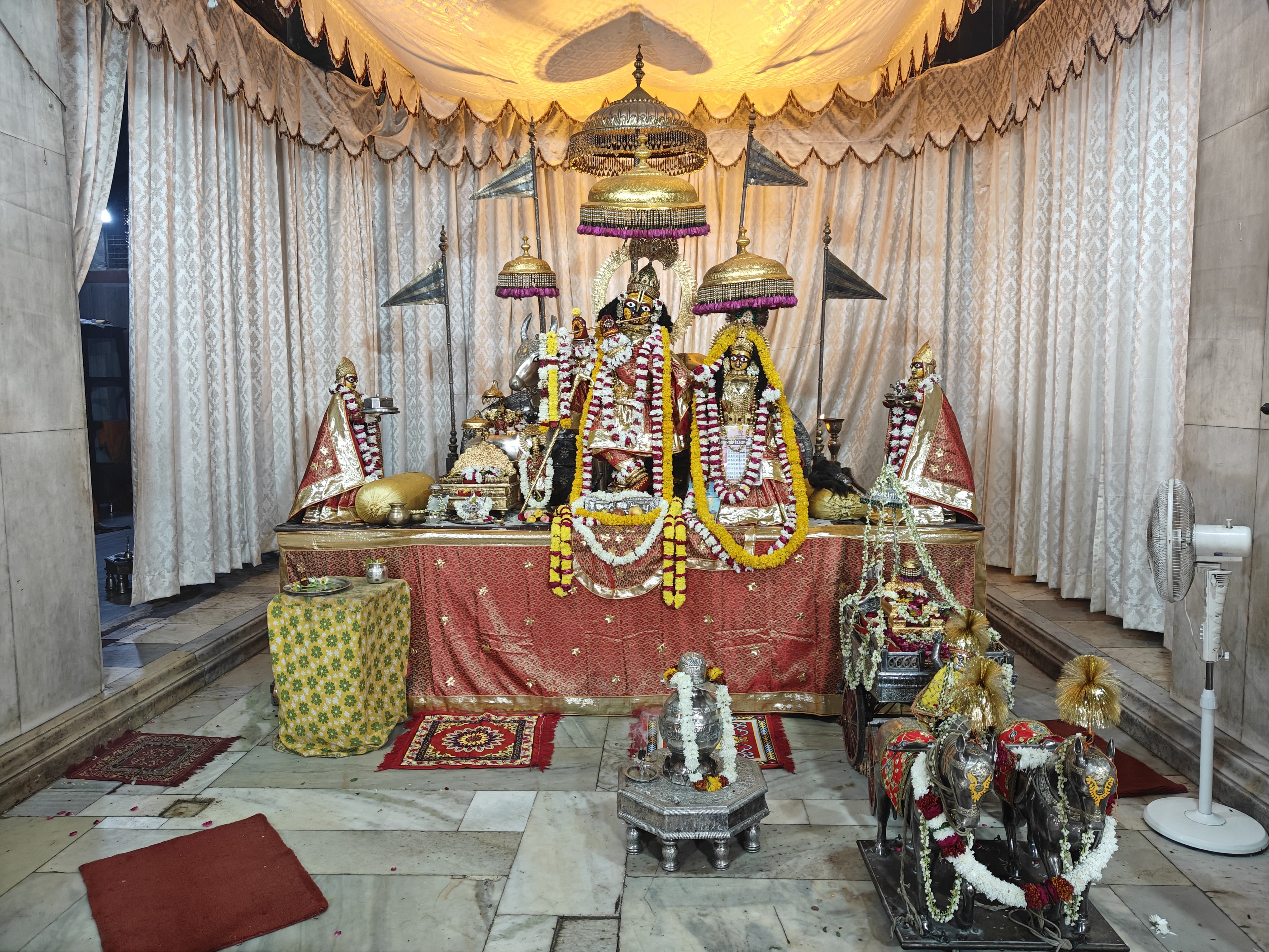ठाकुर जी को चांदी की चौकी पर हुए विराजमान ठाकुर जी को चांदी की चौकी पर हुए विराजमान