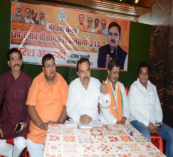 मीडिया से वार्ता करते क्षेत्रीय अध्यक्ष प्रकाश पाल जिला अध्यक्ष दीपू पांडे दिनेश कुशवाहा अनूप अवस्थी अनुराग शर्मा का छाया चित्र