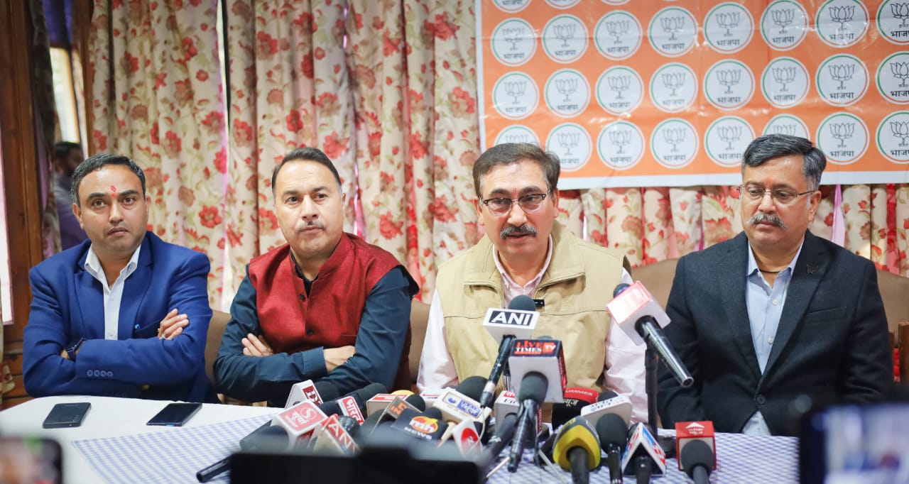 धर्मशाला में पत्रकार वार्ता को संबोधित करते हुए भाजपा नेता विपिन परमार। धर्मशाला में पत्रकार वार्ता को संबोधित करते हुए भाजपा नेता विपिन परमार।
