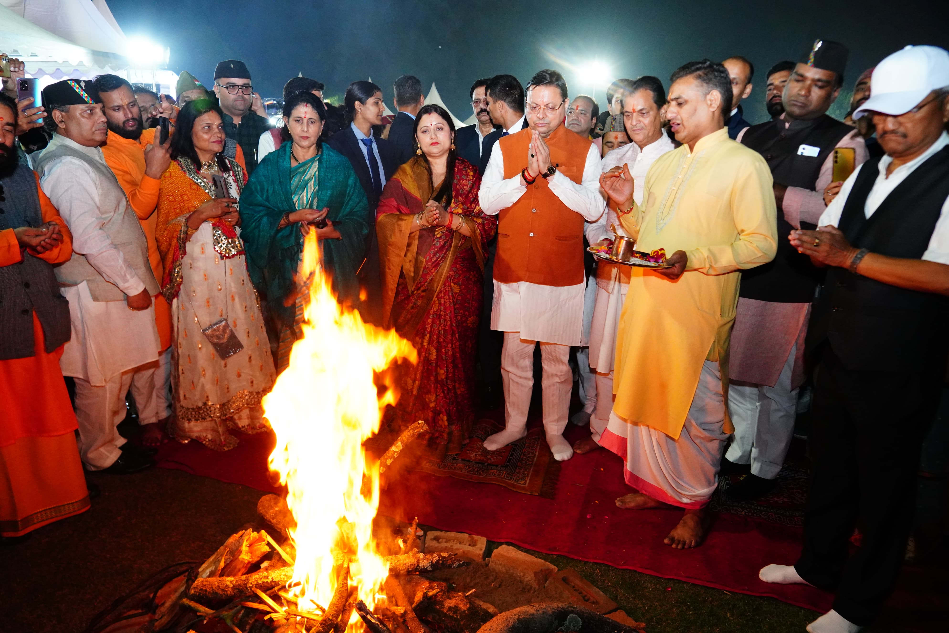 मुख्यमंत्री पुष्कर सिंह धामी मंगलवार शाम मुख्यमंत्री आवास में इगाश पर्व मनाते हुए। मुख्यमंत्री पुष्कर सिंह धामी मंगलवार शाम मुख्यमंत्री आवास में इगाश पर्व मनाते हुए।
