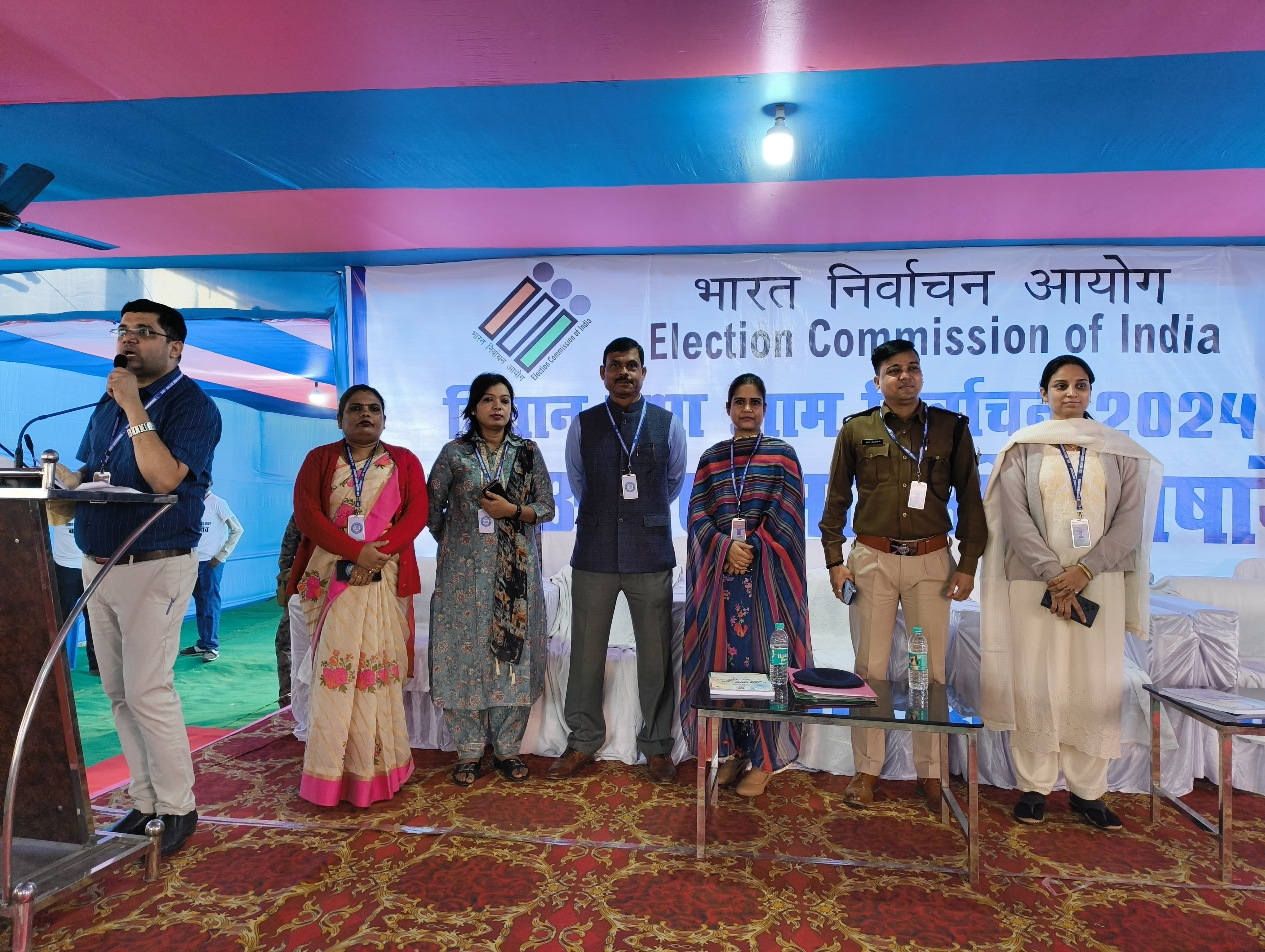 पोलिंग पार्टी को निर्देश देते अधिकारी पोलिंग पार्टी को निर्देश देते अधिकारी
