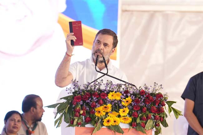 कांग्रेस पार्टी संविधान बचाने की लड़ाई लड़ रही है: राहुल गांधी कांग्रेस पार्टी संविधान बचाने की लड़ाई लड़ रही है: राहुल गांधी