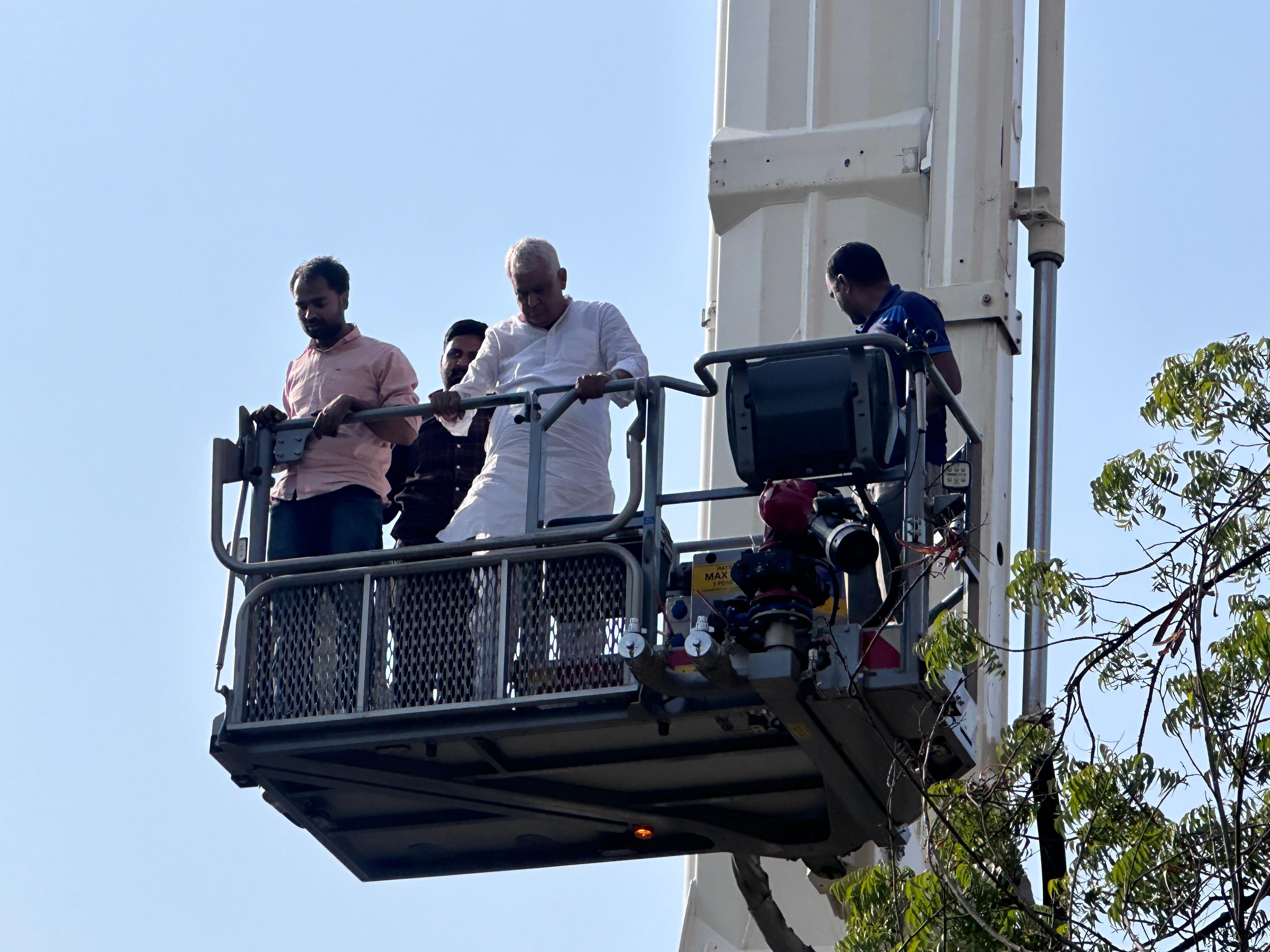 एसआई भर्ती रद्द करने की मांग मामलाः टंकी पर चढ़े युवकों ने विधायक किरोड़ीलाल मीणा के समझाने पर नीचे उतरे एसआई भर्ती रद्द करने की मांग मामलाः टंकी पर चढ़े युवकों ने विधायक किरोड़ीलाल मीणा के समझाने पर नीचे उतरे