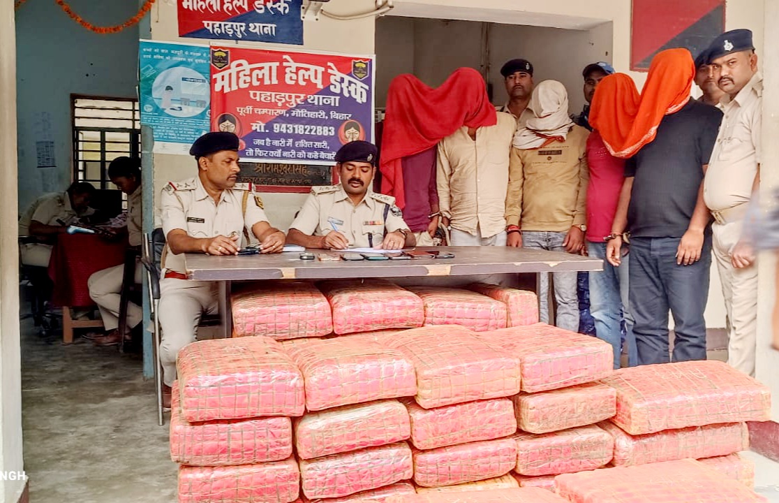 बरामद गांजा व गिरफ्तार तस्कर के साथ पुलिस टीम बरामद गांजा व गिरफ्तार तस्कर के साथ पुलिस टीम