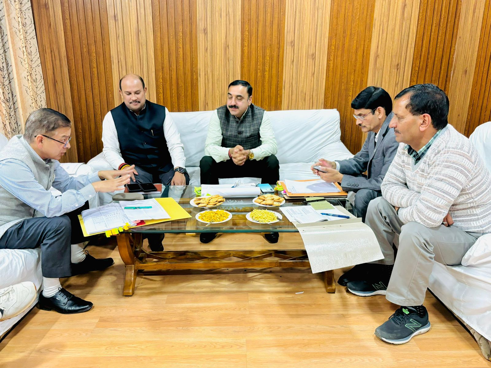 बैठक के दौरान खेल मंत्री यादविंद्र गोमा। बैठक के दौरान खेल मंत्री यादविंद्र गोमा।