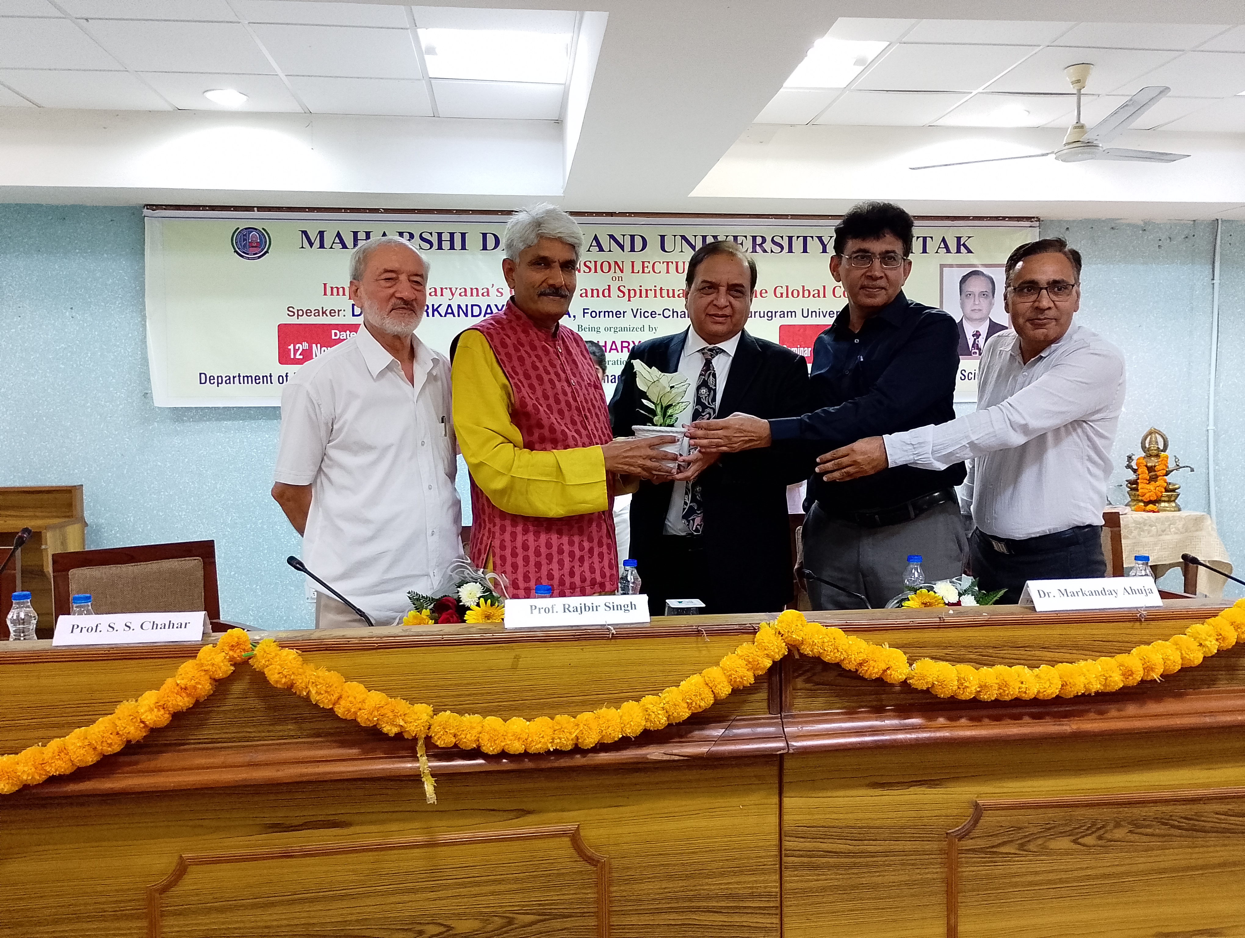 फोटो कैप्शन 12आरटीके1 : एमडीयू में आयोजित व्याख्यान के दौरान मुख्यवक्ता को सम्मानित करते कुलपति -------------- फोटो कैप्शन 12आरटीके1 : एमडीयू में आयोजित व्याख्यान के दौरान मुख्यवक्ता को सम्मानित करते कुलपति --------------