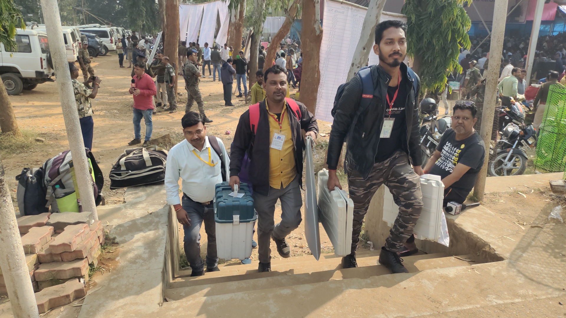 ईवीएम के साथ रवाना होती पोलिंग पार्टी ईवीएम के साथ रवाना होती पोलिंग पार्टी
