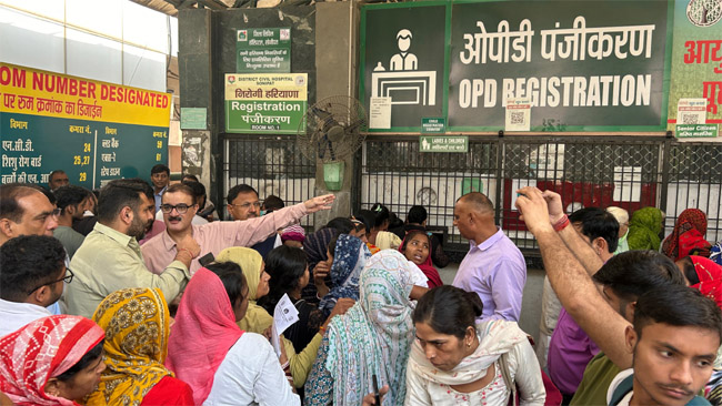 12 Snp-9 सोनीपत: विधायक ने ओपीडी रजिस्ट्रेशन काउंटर पर पहुंचकर लोगों से बात की 12 Snp-9 सोनीपत: विधायक ने ओपीडी रजिस्ट्रेशन काउंटर पर पहुंचकर लोगों से बात की