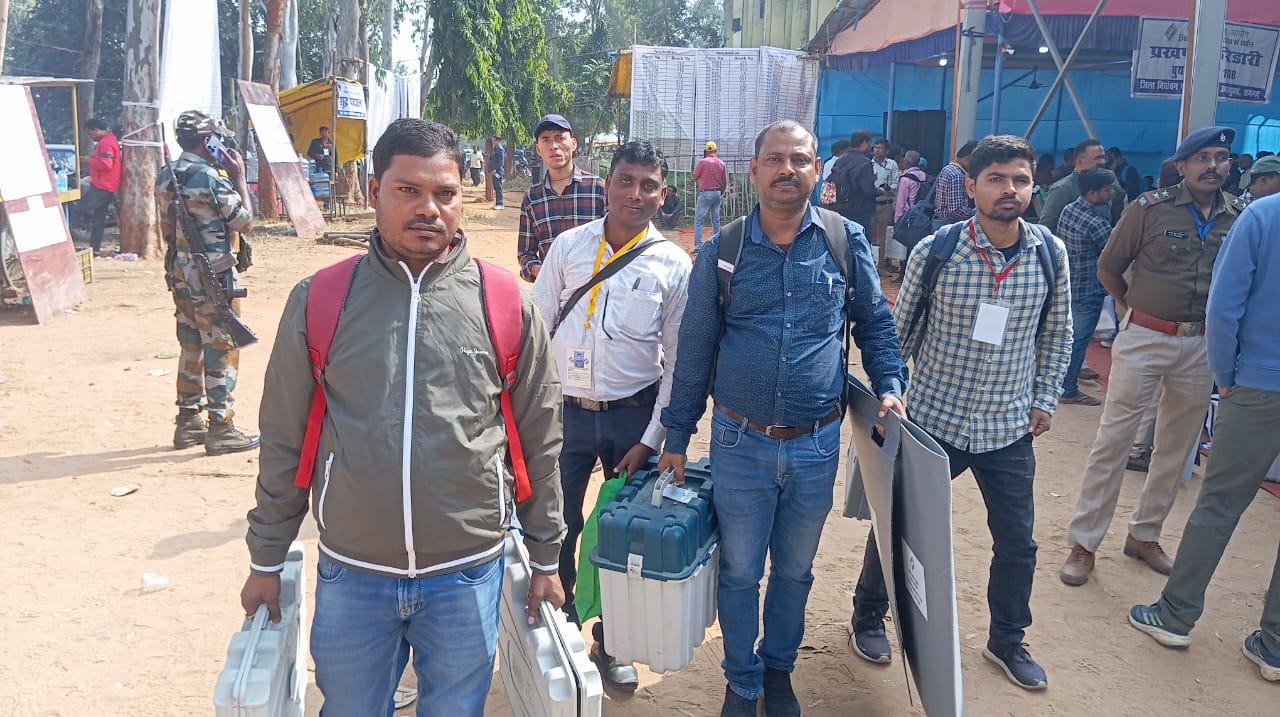 रवाना होती पोलिंग पार्टी रवाना होती पोलिंग पार्टी