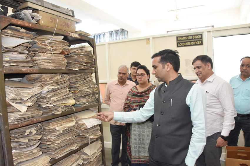 12 Snp-3 सोनीपत: उपायुक्त डॉ. मनोज कुमार ने मंगलवार को लघु सचिवालय में औचक निरीक्षण करते हुए। 12 Snp-3 सोनीपत: उपायुक्त डॉ. मनोज कुमार ने मंगलवार को लघु सचिवालय में औचक निरीक्षण करते हुए।