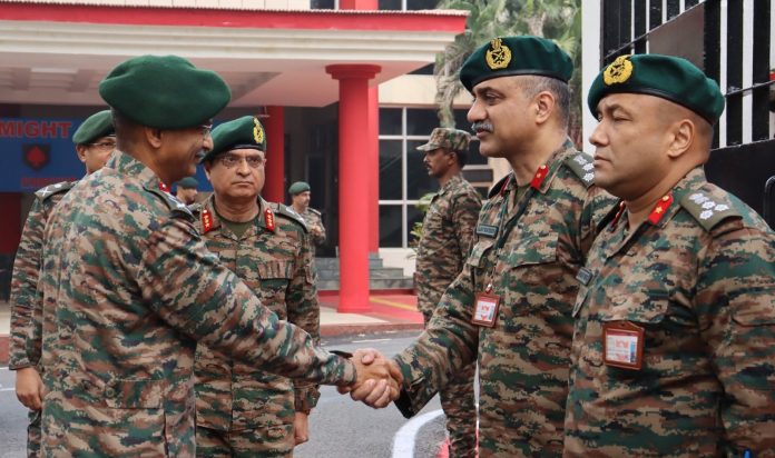 जनरल एम वी सुधींद्र ने परिचालन तैयारियों की समीक्षा के लिए व्हाइट नाइट कोर का किया दौरा जनरल एम वी सुधींद्र ने परिचालन तैयारियों की समीक्षा के लिए व्हाइट नाइट कोर का किया दौरा