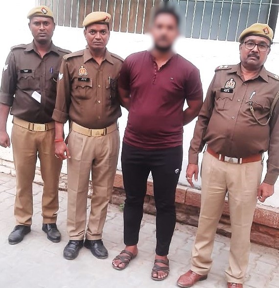 गिरफ्तार आराेपित के साथ पुलिस। गिरफ्तार आराेपित के साथ पुलिस।