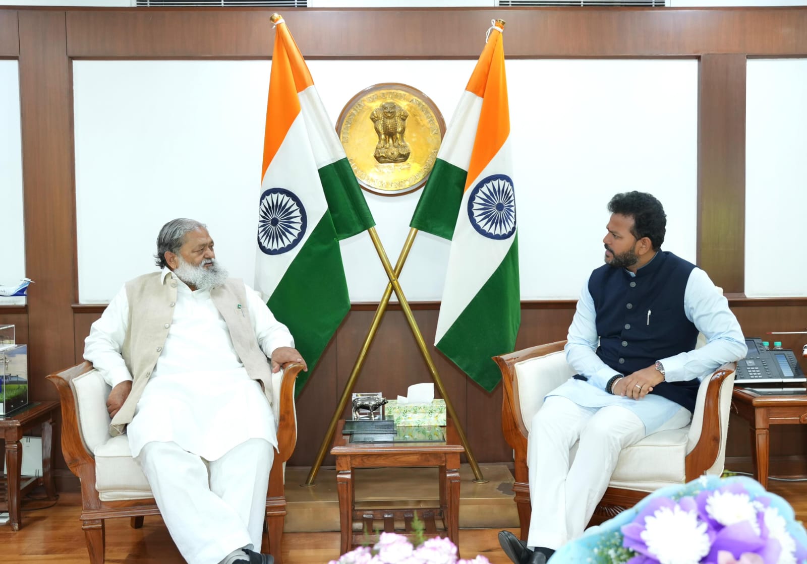 हरियाणा के परिवहन मंत्री अनिल विज नागरिक उड्डयन मंत्री किंजरापु राममोहन नायडू से मुलाकात करते हुए हरियाणा के परिवहन मंत्री अनिल विज नागरिक उड्डयन मंत्री किंजरापु राममोहन नायडू से मुलाकात करते हुए