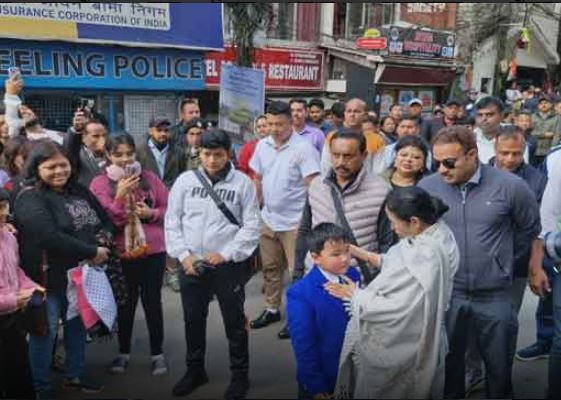 मुख्यमंत्री ने दिवंगत नाटककार-अभिनेता मनोज मित्रा को गण सैल्यूट देने का दिया निर्देश मुख्यमंत्री ने दिवंगत नाटककार-अभिनेता मनोज मित्रा को गण सैल्यूट देने का दिया निर्देश